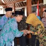 Calon jamaah haji saat pamit pada Bupati Banyumas Achmad Husein, Foto: dixky/bangsaonline.com