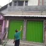 Warga menunjukkan kabel yang membuat korban kesetrum.