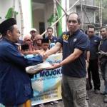 Ketua PWI Mojokerto, Achmad Andung Kurniawan tengah memberikan bantuan kepada anak panti LKSA Hidayatul Hikmah. foto: yudi eko purnomo/ BANGSAONLINE