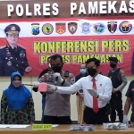 Tersangka pembunuhan di  Desa Bangkes, Kecamatan Kadur, Pamekasan, saat dihadirkan dalam konferensi pers.