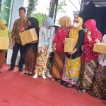 Kepala Dinas Pertanian dan Ketahanan Pangan Kota Batu, Heru Yulianto, saat memberi hadiah kepada para pemenang di Festival Sego Empok.