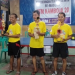 Bahtiar Efendy saat menyerahkan piala dan uang pembinaan kepada para juara.