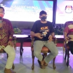 Ketua KPU Lamongan, Mahrus Ali, didampingi Sekretaris dan Bidang Teknis KPU Lamongan. foto: triwi yoga/ bangsaonline.com