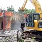 Proses penghancuran rumah mewah di Desa Pengkol, Kauman.