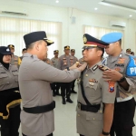 Kapolres Gresik, AKBP Adhitya Panji Anom saat serah terima (sertijab) dan sumpah jabatan Kasat Lantas AKP Mulya Sugiharto. Foto: SYUHUD/BANGSAONLINE.com