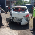 Kondisi mobil Honda Brio yang ringsek pada bagian belakang usai dseruduk KA Probowangi.