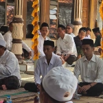 Pertemuan rutin Hisko atau Himpunan Santri Konang di rumah Kepala Desa Bandung, Bangkalan.
