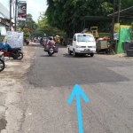 Hasil penambalan jalan rusak atau berlubang yang dilakukan DPUPR Kota Malang di barat Pasar Kasin,  Senin (06/05) malam. foto: IWAN IRAWAN/ BANGSAONLINE