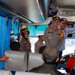 Kapolres Mojokerto Kota, AKBP Wiwit Adisatria, saat melakukan Ramp Check di Terminal Kertajaya.