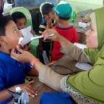 Para anak yatim saat dicek kesehatannya oleh dokter puskesmas Senori. Mereka juga diberi asupan gizi dan diajari perilaku hidup bersih. foto: suwandi/BANGSAONLINE