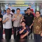 Penyandang disabilitas saat foto bersama jajaran Polres Blitar dan BPJS Ketenagakerjaan Blitar usai pengukuran kaki palsu dan kaki besi.