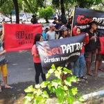 LSM Genpatra dan Forkot saat demo di PN Tipikor. foto: ist.