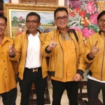 Ketua DPD Partai Hanura Jatim Kelana Aprilianto (dua dari kanan) bersama Sekretaris DPD Hanura Jatim Kakung Santosa (paling kanan) serta pengurus partai di sela-sela Bimtek. foto: DIDI ROSADI/ BANGSAONLINE