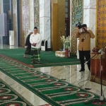 Gubernur Khofifah sempat memohon kesaksiannya atas almarhum Kiai Roziqi semasa hidup kepada para jemaah salat jenazah saat sambutan.