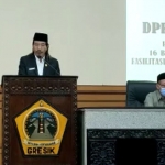 Ketua Bapemperda DPRD Gresik Nurhudi Didin Arianto saat menyampaikan 16 ranperda untuk disahkan dalam rapat paripurna. (foto: SYUHUD/ BANGSAONLINE)
