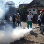 PEDULI: Bambang Haryo Soekartono (BHS) mengawali fogging di Kwadengan Sidoarjo, Selasa (15/6/2021). (foto: MUSTAIN/BANGSAONLINE)