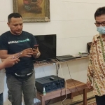 Komisi II DPR RI Johan Budi (kanan).