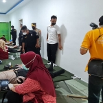 Suasana saat aksi donor darah dalam rangka memperingati 100 tahun Terate Emas yang digelar PSHT Bangkalan.