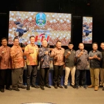 Sekdaprov Jatim foto bersama usai Dialog Publik HPN di TVRI Jatim.