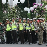 Para personel sedang apel.