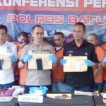 Kapolres Batu AKBP Harviadhi Agung Prathama didampingi jajarannya menunjukkan barang bukti kasus narkoba yang berhasil diungkap Polres Batu. 
