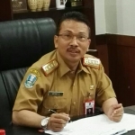 Kepala Biro Humas dan Protokol Pemprov Jatim Drs. Benny Sampir Wanto, M.Si, di ruang kerjanya.