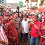 Wali Kota Blitar Samanhudi Anwar nampak menggunakan pakaian tradisional khas Madura sementara Wakil Wali Kota Blitar Santoso menggunakan pakaian tradisional khas Jawa.