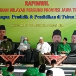 Prof. Dr. KH. Asep Saifuddin Chalim, M.A. (baju putih, pegang mik), Habib Abu Bakar (nomor dua dari kiri), Sururi (paling kanan) dalam Rapimwil di Guest House Institut Pesantren KH Abdul Chalim Pacet Mojoketo, Sabtu (2/1/2020) malam. foto: mma/ bangsaonline.com