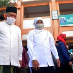 Gubernur Jatim Khofifah (kedua kiri) didampingi Pengasuh Pesantren Tebuireng, KH. Abdul Hakim Mahfudz atau Gus Kikin (kiri) saat meninjau kesiapan menghadapi normal baru di Pondok Pesantren Tebuireng, Kabupaten Jombang. 