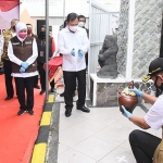 Peresmian tersebut ditandai dengan pemecahan kendi, tepat di depan pintu masuk ke RS Lapangan Covid-19 yang dilakukan oleh Kepala BNPB Letjend TNI Doni Monardo.