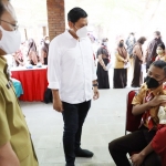 Kepala Dinas Kesehatan Kota Kediri dr Fauzan Adima (kiri) saat mendampingi Wali Kota Kediri Abdullah Abu Bakar meninjau pelaksanaan vaksinasi Covid-19 kepada anak usia 6-11 tahun. foto: ist.