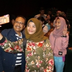 Gus Ipul saat melayani penonton berswa foto. 