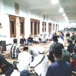 Prof Dr KH Asep Saifuddin Chalim, MA saat memberi sambutan di depan para relawan Ikbar di Guest House Institut Pesantren KH Abdul Chalim Pcet Mojokerto, Jumat (22/1/2021) malam. foto: mma/ bangsaonline.com