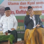 KH Ahmad Siddiq (kanan) Wakil Ketua PWNU Jatim saat membacakan pernyataan sikap ulama se-Madura mendukung Khofifah-Emil didampingi Dr KH Asep Saifuddin Chalim. Foto: bangsaonline.com