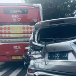 Kondisi Bus Suroboyo dan mobil Mitsubishi Expander saat terjadi kecelakaan di Jalan Basuki Rahmat Surabaya, Jumat (13/1/2023)