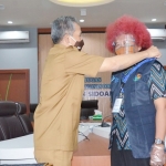 SIMBOLIS: Plh Bupati Sidoarjo Ahmad Zaini memasangkan rompi dan id card tanda dimulainya sensus penduduk tahun 2020, Senin (31/8). foto: ist.