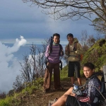 Tips agar semua barang bawaan kita tidak dirampas kera saat di gunung. Foto: Sulthon/Bangsaonline.