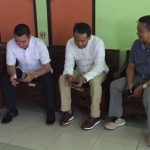 Calon Incumbent H.M Anton sekaligus Walikota Malang saat menunggu waktu uji test kesehatan di RSSA dengan di didampingi partai pengusung yakni Ketua DPC Gerindra Moreno Suprapto, sewaktu tiba di RSSA Malang, Kamis (11/01). Foto: IST