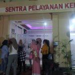 Para korban arisan dan investasi bodong saat berada di Polresta Banyuwangi.