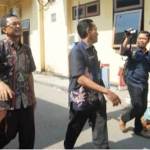 USAI PEMERIKSAAAN – Pejabat Disbudpar Nganjuk usai diperiksa Satreskrim Polres Nganjuk. (soewandito/BANGSAONLINE)