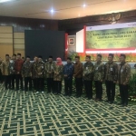 Gubernur Jatim Khofifah Indar Parawansa foto bersama dengan para direksi dan komisaris Bank Jatim usai RUPSLB,  Rabu (19/6/2019). foto: istimewa/bangsaonline.com