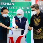 Gubernur Jawa Timur Khofifah Indar Parawansa saat meresmikan layanan Rapid Test dan Swab PCR RS Sheila Medika di Maspion Square, Jalan A. Yani Surabaya, Senin (19/10). foto: ist/ bangsaonline.com