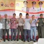 Sekber buruh Kabupaten Gresik bersama pejabat Forkopimda dan Gus Nur. foto: SYUHUD/ BANGSAONLINE