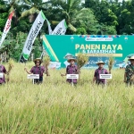 DOP Petrokimia Gresik, Digna Jatiningsih, saat mengikuti panen raya. Foto: Ist