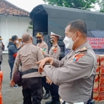 Polres Probolinggo Kota saat meninjau pengiriman paket bantuan untuk korban erupsi Gunung Semeru.