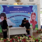 Ketua Yayasan Darussalam RP. A. Wasirul Jihad saat memberikan tanda pelepasan kepada santri angkatan pertama di RA Insan Cendikia Pamekasan. (Ist)