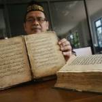 Lukman Hakim, pengurus Pondok Pesantren Tebuireng saat menunjukkan kitab tulisan tangan KH Hasyim Asy