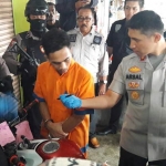 Kapolres Lumajang, AKBP Muhammad Asral Sahban bersama Kasat Reskrim saat menggelar renkontruksi pelaku begal.