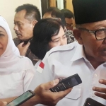 Gubernur Jawa Timur, Khofifah Indar Parawansa mendampingi Ketua PMI Jatim, Mayjen TNI (Purn) Imam Utomo saat memberi keterangan kepada wartawan. foto: DIDI ROSADI/ BANGSAONLINE