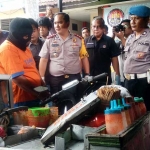 Penjual pentol Bang Jon yang diamankan Polres Bangkalan. foto: Ahmad Suhaimi/ bangsaonline.com